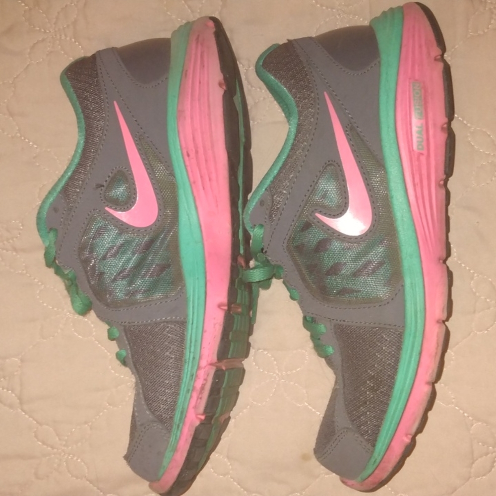 Nike dual fusion women's shoes size 8, fits like 7.5